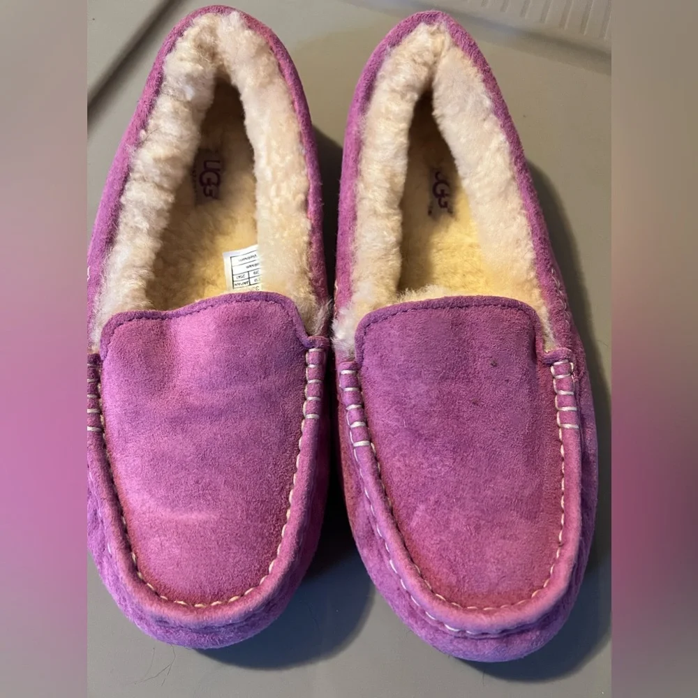 Brand new! UGG slippers! - Picture 1 of 3